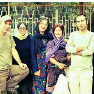 Falamak Joneydi Instagram - عکس ها که روی هم تلنبار بشن یه جایی مجبور می شی دستکم عکس های چند سال پیشتر رو بریزی روی یه هاردی و دلت خوش باشه داریشون ولی دیگه محاله اتفاقی چشمت بهشون بیفته و کیف کنی
بهم یادآوری شد سه سال پیش خرداد، اجرای تئاتر مسخ رو داشتیم. عکس هاش رو می ذارم اینجا تا بلای عکس های هاردی سرشون نیاد