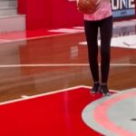 Fallon Sherrock Instagram - Not bad 🏀. Had a great afternoon with @illawarrahawks with Simon & James thank you for having us.