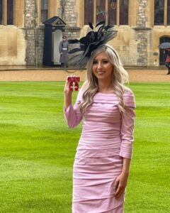 Fallon Sherrock Instagram - So proud today, for myself and DARTS… to meet the Prince of Wales and to receive the MBE from him..😍. Never been so nervous 😎. Thank you to everyone who has helped me get where I am. Very very happy x