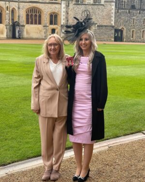 Fallon Sherrock Instagram - So proud today, for myself and DARTS… to meet the Prince of Wales and to receive the MBE from him..😍. Never been so nervous 😎. Thank you to everyone who has helped me get where I am. Very very happy x
