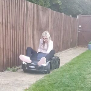 Fallon Sherrock Instagram - My new wheels 😂😂😂