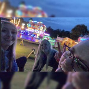 Fallon Sherrock Instagram - Night at the fair @harriieteve @darcie_abarth500 💕 🎡