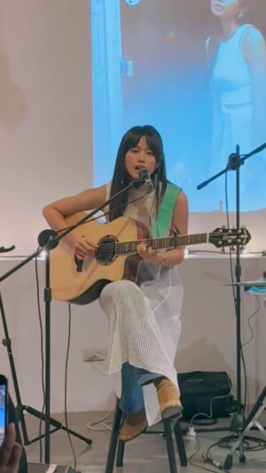 Fang Wu Instagram - 其實每次在台上講完的話
我都好想再反駁自己一次
一直在追求最完美或最美好的狀態 
但根本就又忘了
那個當下有人聽著你唱的時刻就是美好 

🫶🏽這週要見面兩天🫶🏽
6/1 台中 #直到找到那個人 
6/2 台北 #植境 新歌發表