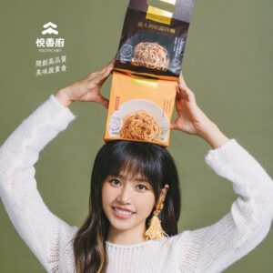 Fang Wu Instagram - 阿芳煮麵給你吃！！！
很高興能成為悅善廚 @justprimefood 品牌代言人 😋

那天拍攝現場明明已經吃飽
現場聞到乾拌麵的味道還是一直流口水
而且是新口味 #義大利松露拌麵 #厚麻醬拌麵
那個松露味真的是沒有在誇張！超！好！吃！🤤

這週日5/12 下午三點 
#2024國際蔬食文化節
台北世貿一館 *免費入場  

當天有贈獎活動、限量簽名照
還有機會吃到我親自煮的乾拌麵喔！
我要帶吉他去煮麵！
直接在悅善廚的麵香中開唱！

🍜帶媽媽一起來找我吃麵啦🍜

♦︎ 2024 #國際蔬食文化節 ♦︎
日期：5/10(五) ～ 5/13(一) 
時間：10:00～18:00
地點：台北世貿一館
攤號：悅善廚B723、B725

#悅善廚 #母親節 #直到有人 #乾拌麵
#素食禮盒 #蔬食 #素食