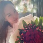 Fann Wong Instagram – 我的母亲节。。。迟了一天，今天有花但没人🥹 @aiainbaby 又走了。。还好我有儿子🤣🤣🤣

儿子是暖男，昨晚11 点晚上才回到家，大家都睡了，摸着黑却看到门口贴了张图（图三），好开心💋💖好感动，儿子自己画的卡耶～今天问他，妈妈为什么是横着的？你猜他说了什么🤪🤪🤪💖💖💖💪🏻💪🏻💪🏻 @aiainbaby 

㊗️所有妈妈，母亲节快乐❤️