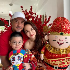 Fann Wong Instagram - 新年快乐🧧愿你的新年充满了喜悦和成功，愿你的梦想在新的一年里得以实现。愿你心中充满了爱和温暖，生活充满了快乐和幸福🎉🎊✨

@aiainbaby