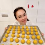 Fann Wong Instagram - 年末～ 从北京到新加坡，凌晨2点多睡，五点多起床，一堆的事，4 shots of espresso , 1 杯americano， 出炉几百个黄梨塔，忙里忙外、晕头转向～但很幸福，因为年夜饭是老公一手包办 🥰🥰🥰满满的幸福感，团团圆圆的团圆饭，希望年年都这样❤️ ㊗️大家除夕平安快乐 晚安❤️ @aiainbaby