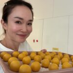 Fann Wong Instagram - 年末～ 从北京到新加坡，凌晨2点多睡，五点多起床，一堆的事，4 shots of espresso , 1 杯americano， 出炉几百个黄梨塔，忙里忙外、晕头转向～但很幸福，因为年夜饭是老公一手包办 🥰🥰🥰满满的幸福感，团团圆圆的团圆饭，希望年年都这样❤️ ㊗️大家除夕平安快乐 晚安❤️ @aiainbaby