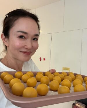 Fann Wong Instagram - 年末～
从北京到新加坡，凌晨2点多睡，五点多起床，一堆的事，4 shots  of espresso , 1 杯americano， 出炉几百个黄梨塔，忙里忙外、晕头转向～但很幸福，因为年夜饭是老公一手包办 🥰🥰🥰满满的幸福感，团团圆圆的团圆饭，希望年年都这样❤️

㊗️大家除夕平安快乐

晚安❤️

@aiainbaby