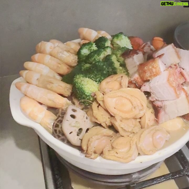 Fann Wong - 4.7K Likes - 年末~
从北京到新加坡,凌晨2点多睡,五点多起床,一堆的事,4 shots of espresso , 1 杯americano, 出炉几百个黄梨塔,忙里忙外、晕头转向~但很幸福,因为年夜饭是老公一手包办 🥰🥰🥰满满的幸福感,团团圆圆的团圆饭,希望年年都这样❤️
㊗️大家除夕平安快乐
晚安❤️
@aiainbaby