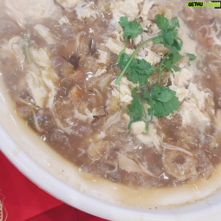 Fann Wong - 4.7K Likes - 年末~
从北京到新加坡,凌晨2点多睡,五点多起床,一堆的事,4 shots of espresso , 1 杯americano, 出炉几百个黄梨塔,忙里忙外、晕头转向~但很幸福,因为年夜饭是老公一手包办 🥰🥰🥰满满的幸福感,团团圆圆的团圆饭,希望年年都这样❤️
㊗️大家除夕平安快乐
晚安❤️
@aiainbaby