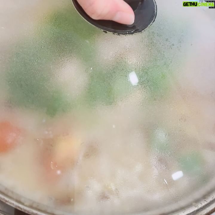 Fann Wong - 4.7K Likes - 年末~
从北京到新加坡,凌晨2点多睡,五点多起床,一堆的事,4 shots of espresso , 1 杯americano, 出炉几百个黄梨塔,忙里忙外、晕头转向~但很幸福,因为年夜饭是老公一手包办 🥰🥰🥰满满的幸福感,团团圆圆的团圆饭,希望年年都这样❤️
㊗️大家除夕平安快乐
晚安❤️
@aiainbaby