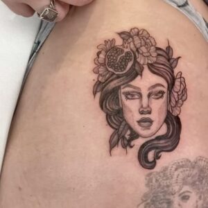 Fanny Maurer Instagram - 1. Un kiffe inégalé @maurer_ttt 
2. Petit manchot que j’ai dessiné il y a quelques temps et que j’avais hâte de tatouer 
3. Voilà. 
4. @24carats_nails 🩷
5. Dessiné par @pariggiano 🩷 tatoué par moi 
6. @nablacosmetics 🩷🩷🩷
7. Le tribal de Magali qu’elle ne veut pas couvrir pour des raisons sentimentales mais qu’elle voulait embellir et mettre sous cloche. On n’a pas fini, encore une bonne grosse séance. 
8. Meilleur t- shirt au monde. Tu peux pas test @peanutmaurer - la vie sans elle est douloureuse et si je me sens down c’est décuplé. Bientôt un an et je confirme que le temps n’aide absolument pas. Alors n’écoutez pas celleux qui vont diront le contraire 
9. Le coquelicot cicatrisé de Corizande. Le tattoo c’est vraiment un gros kiffe ultime 🩷 merci pour votre confiance 🩷
10. La vie est un peu compliquée en ce moment. Mais on s’accroche ❤️