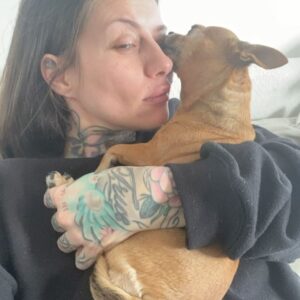 Fanny Maurer Instagram - Peanut, t’es la plus belle personne que j’ai connue. On a vécu notre meilleure vie ensemble. Du 1er jour où j’ai posé mes yeux sur toi à la dernière fois où j’ai vu tes petits yeux s’éteindre, on aura vraiment tout fait ensemble. Du début jusqu’à la fin. Je regrette juste que tu sois partie si tôt et si subitement. Je ne sais vraiment pas comment continuer ma vie sans toi. Ma Peanut, ma vie, mon tout, le centre de ma vie, je suis absolument dévastée, déchirée et dans une souffrance que je n’aurais pas pu décrire avant. De vrais pots de colle l’une avec l’autre. Toujours en contact physique. Je te cherche la nuit 💔 c’est si dur. Et ce 1er réveil sans toi est une déchirure que j’avais jamais connue. Merci de m’avoir fait confiance, merci de m’avoir tant aimée et de m’avoir confiée ta vie les yeux fermés. On a été ensemble jusqu’au bout et t’es partie comme une championne. Tu es la plus belle chose qui me soit arrivée même si tu n’es « qu’un chien » aux yeux des autres, tu étais, es et resteras toujours tout pour moi. Merci pour ces années dans l’amour, le respect, pour les souvenirs de dingos, merci de m’avoir suivie partout en toute confiance et merci aussi pour notre caractère de merde similaire, notre attitude de conne similaire et merci de m’avoir compris mieux que n’importe quel humain. Merci d’avoir été ta meilleure toi avec tes goûts, tes envies, ton caractère, que je respectais tellement et que j’aimais tant, ta façon si claire de communiquer, on se comprenait si bien et je te connaissais par coeur. Tant de personnalité dans un si petit être non humain ❤️ Merci pour ces merveilleuses 12 années, beaucoup trop courtes, tu es partie si soudainement. J’étais pas prête mais j’aurais jamais été prête à te perdre. J’ai mal. Je souffre. Je ne sais pas comment je vais pouvoir me relever mais tu es et resteras ma star de tous les jours. La vie ne sera plus pareille sans toi. Tu me manques déjà tellement. Je t’aime de toutes mes forces, je t’aime à l’infini ❤️ je suis si reconnaissante d’avoir partagé ta vie. Merci, merci, merci de m’avoir tant aimée. Repose toi bien ma zouzou, ma Peapea, ma Peapoupette…. On se reverra un jour ❤️ 02/03/2011 - 14/05/11 - 10/06/2023