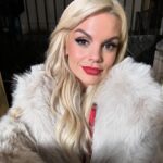 Fanny Rodrigues Instagram - A Odete, hoje não imagina o bem que me fez. O abraço dela carregou-me o coração. A alma e deu-me esperança. A Odete chegou hoje ao aeroporto de Lisboa às 8:30 (veio de Paris), alugou um carro e veio até Ansião, para me conhecer pessoalmente. Já o tinha tentado fazer antes, mas não conseguiu. (Eu acho é que Deus realmente sabe o que faz). Esteve comigo, abraçou-me e disse que me ama como se eu fosse filha dela. Entre outras palavras de conforto. Secou-me as lágrimas. Foi amparo, no meio da minha fragilidade. Esteve ali comigo. E foi embora porque tinha de voltar ao aeroporto, para regressar a Paris. Tudo no mesmo dia!!! Não existem palavras para descrever a Odete. O “esforço” que fez para me dar amor e colo. Nunca, mas nunca me esquecerei. O Amor. É isto! O amor, está refletido na Odete. E hoje, conseguiu fazer com que ele se refletisse em mim. A todas as “Odetes”, do País e do Mundo que espalham amor, o meu muito obrigada 🙏🏼🤍