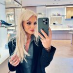 Fanny Rodrigues Instagram - Ontem fui sair. Já não saía aos anos… Fui ao evento da @louisvuitton vejam lá bem… Este é daqueles convites que não se recusa, certo?! Ontem, tive duas pessoas essenciais para me fazerem sentir bem. Linda e confiante. 🥹 Ali, no evento mas acima de tudo na minha “pele”. Aliás, três! Tenho de mencionar o Guilherme. Que me abraça e recebe com carinho. O Guilherme que ontem me fez rir, sempre que se juntava a nós. A @elizangelarodriguez rainha dos cabelos. Com um loiro de fazer inveja. (Nunca gostei tanto do meu loiro como agora SINTO-ME MESMO BEM.) Extensões incríveis para dar aquele toque final e a @marianeves.makeup que me maquilhou (como muitas vezes) e bem, mas mais do que isso, foi uma óptima companhia. Foi diversão, foi leveza (e o que eu precisava). Ombro. Bem, deixei esta música no post, porque é a que mais tenho ouvido ultimamente. E como diz a @luisasonza “não é fácil ser brava todo o dia” e ontem consegui baixar um bocado o escudo e divertir-me. A repetir ❤️ Façam isso também. Sair. Rir. Conversar. Estar! Não é preciso estar num grupo de amigos muito grande, ontem éramos só nós as duas e o Guilherme e foi tão giro! Vá. E depois de lerem este “testamento”, gostam do meu look? 🥹😊🫣