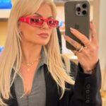Fanny Rodrigues Instagram - Ontem fui sair. Já não saía aos anos… Fui ao evento da @louisvuitton vejam lá bem… Este é daqueles convites que não se recusa, certo?! Ontem, tive duas pessoas essenciais para me fazerem sentir bem. Linda e confiante. 🥹 Ali, no evento mas acima de tudo na minha “pele”. Aliás, três! Tenho de mencionar o Guilherme. Que me abraça e recebe com carinho. O Guilherme que ontem me fez rir, sempre que se juntava a nós. A @elizangelarodriguez rainha dos cabelos. Com um loiro de fazer inveja. (Nunca gostei tanto do meu loiro como agora SINTO-ME MESMO BEM.) Extensões incríveis para dar aquele toque final e a @marianeves.makeup que me maquilhou (como muitas vezes) e bem, mas mais do que isso, foi uma óptima companhia. Foi diversão, foi leveza (e o que eu precisava). Ombro. Bem, deixei esta música no post, porque é a que mais tenho ouvido ultimamente. E como diz a @luisasonza “não é fácil ser brava todo o dia” e ontem consegui baixar um bocado o escudo e divertir-me. A repetir ❤️ Façam isso também. Sair. Rir. Conversar. Estar! Não é preciso estar num grupo de amigos muito grande, ontem éramos só nós as duas e o Guilherme e foi tão giro! Vá. E depois de lerem este “testamento”, gostam do meu look? 🥹😊🫣