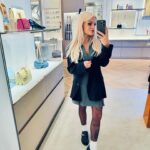 Fanny Rodrigues Instagram - Ontem fui sair. Já não saía aos anos… Fui ao evento da @louisvuitton vejam lá bem… Este é daqueles convites que não se recusa, certo?! Ontem, tive duas pessoas essenciais para me fazerem sentir bem. Linda e confiante. 🥹 Ali, no evento mas acima de tudo na minha “pele”. Aliás, três! Tenho de mencionar o Guilherme. Que me abraça e recebe com carinho. O Guilherme que ontem me fez rir, sempre que se juntava a nós. A @elizangelarodriguez rainha dos cabelos. Com um loiro de fazer inveja. (Nunca gostei tanto do meu loiro como agora SINTO-ME MESMO BEM.) Extensões incríveis para dar aquele toque final e a @marianeves.makeup que me maquilhou (como muitas vezes) e bem, mas mais do que isso, foi uma óptima companhia. Foi diversão, foi leveza (e o que eu precisava). Ombro. Bem, deixei esta música no post, porque é a que mais tenho ouvido ultimamente. E como diz a @luisasonza “não é fácil ser brava todo o dia” e ontem consegui baixar um bocado o escudo e divertir-me. A repetir ❤️ Façam isso também. Sair. Rir. Conversar. Estar! Não é preciso estar num grupo de amigos muito grande, ontem éramos só nós as duas e o Guilherme e foi tão giro! Vá. E depois de lerem este “testamento”, gostam do meu look? 🥹😊🫣