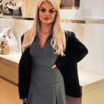 Fanny Rodrigues Instagram - Ontem fui sair. Já não saía aos anos… Fui ao evento da @louisvuitton vejam lá bem… Este é daqueles convites que não se recusa, certo?! Ontem, tive duas pessoas essenciais para me fazerem sentir bem. Linda e confiante. 🥹 Ali, no evento mas acima de tudo na minha “pele”. Aliás, três! Tenho de mencionar o Guilherme. Que me abraça e recebe com carinho. O Guilherme que ontem me fez rir, sempre que se juntava a nós. A @elizangelarodriguez rainha dos cabelos. Com um loiro de fazer inveja. (Nunca gostei tanto do meu loiro como agora SINTO-ME MESMO BEM.) Extensões incríveis para dar aquele toque final e a @marianeves.makeup que me maquilhou (como muitas vezes) e bem, mas mais do que isso, foi uma óptima companhia. Foi diversão, foi leveza (e o que eu precisava). Ombro. Bem, deixei esta música no post, porque é a que mais tenho ouvido ultimamente. E como diz a @luisasonza “não é fácil ser brava todo o dia” e ontem consegui baixar um bocado o escudo e divertir-me. A repetir ❤️ Façam isso também. Sair. Rir. Conversar. Estar! Não é preciso estar num grupo de amigos muito grande, ontem éramos só nós as duas e o Guilherme e foi tão giro! Vá. E depois de lerem este “testamento”, gostam do meu look? 🥹😊🫣