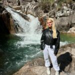 Fanny Rodrigues Instagram - O Gerês. Uma verdadeira pérola. Aliás, moramos num País que é um verdadeiro Baú. Um País rico. Um País bonito. Sorte a minha por ter feito cá o programa ontem e ter ficado hoje para conhecer um pouco mais. Um verdadeiro bilhete Postal 💚