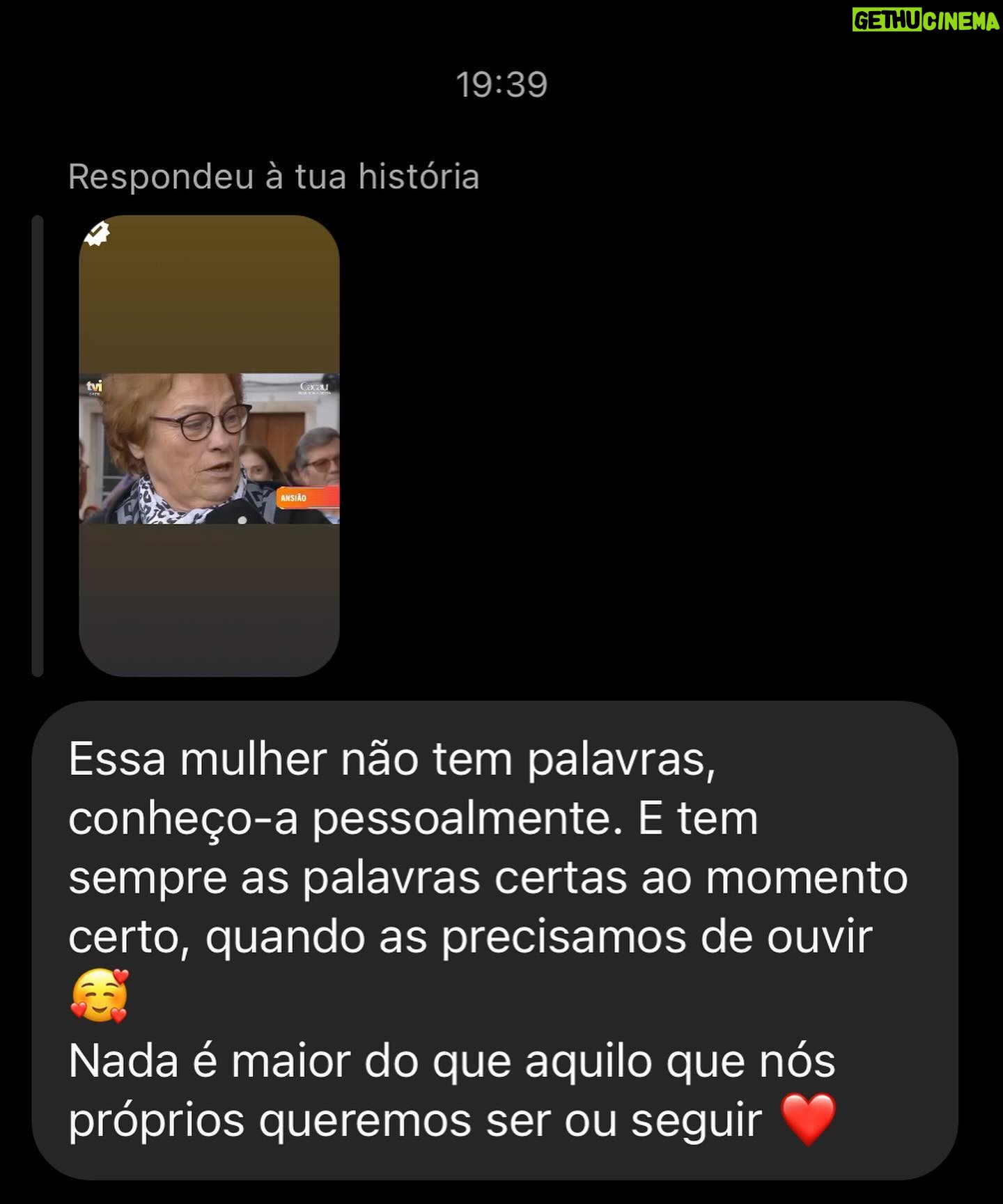 Fanny Rodrigues Instagram - A Odete, hoje não imagina o bem que me fez. O abraço dela carregou-me o coração. A alma e deu-me esperança. A Odete chegou hoje ao aeroporto de Lisboa às 8:30 (veio de Paris), alugou um carro e veio até Ansião, para me conhecer pessoalmente. Já o tinha tentado fazer antes, mas não conseguiu. (Eu acho é que Deus realmente sabe o que faz). Esteve comigo, abraçou-me e disse que me ama como se eu fosse filha dela. Entre outras palavras de conforto. Secou-me as lágrimas. Foi amparo, no meio da minha fragilidade. Esteve ali comigo. E foi embora porque tinha de voltar ao aeroporto, para regressar a Paris. Tudo no mesmo dia!!! Não existem palavras para descrever a Odete. O “esforço” que fez para me dar amor e colo. Nunca, mas nunca me esquecerei. O Amor. É isto! O amor, está refletido na Odete. E hoje, conseguiu fazer com que ele se refletisse em mim. A todas as “Odetes”, do País e do Mundo que espalham amor, o meu muito obrigada 🙏🏼🤍