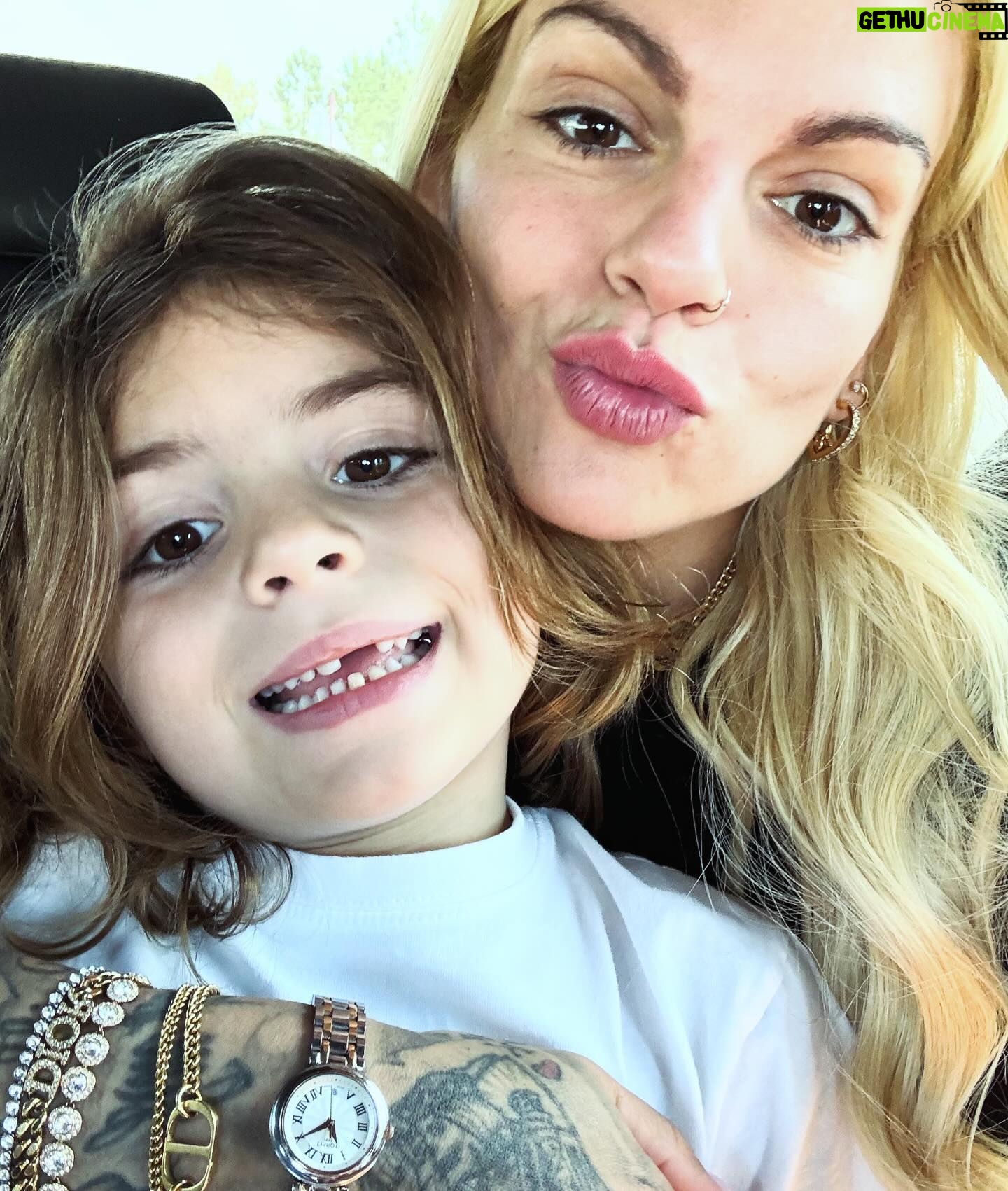 Fanny Rodrigues Instagram - Hoje, não é dia da Mãe. Nem dia da Mulher. Nem faço anos tão pouco. Mas tenho a sorte de ter um Filho que todos os dias me faz sentir a melhor Mãe do mundo, a Mulher mais especial e dá-me todos os dias mais vontade e força para celebrar a minha vida. A minha existência. É a minha pessoa. O melhor que me aconteceu. Por ele, tudo. Sempre e mais um dia ❤️