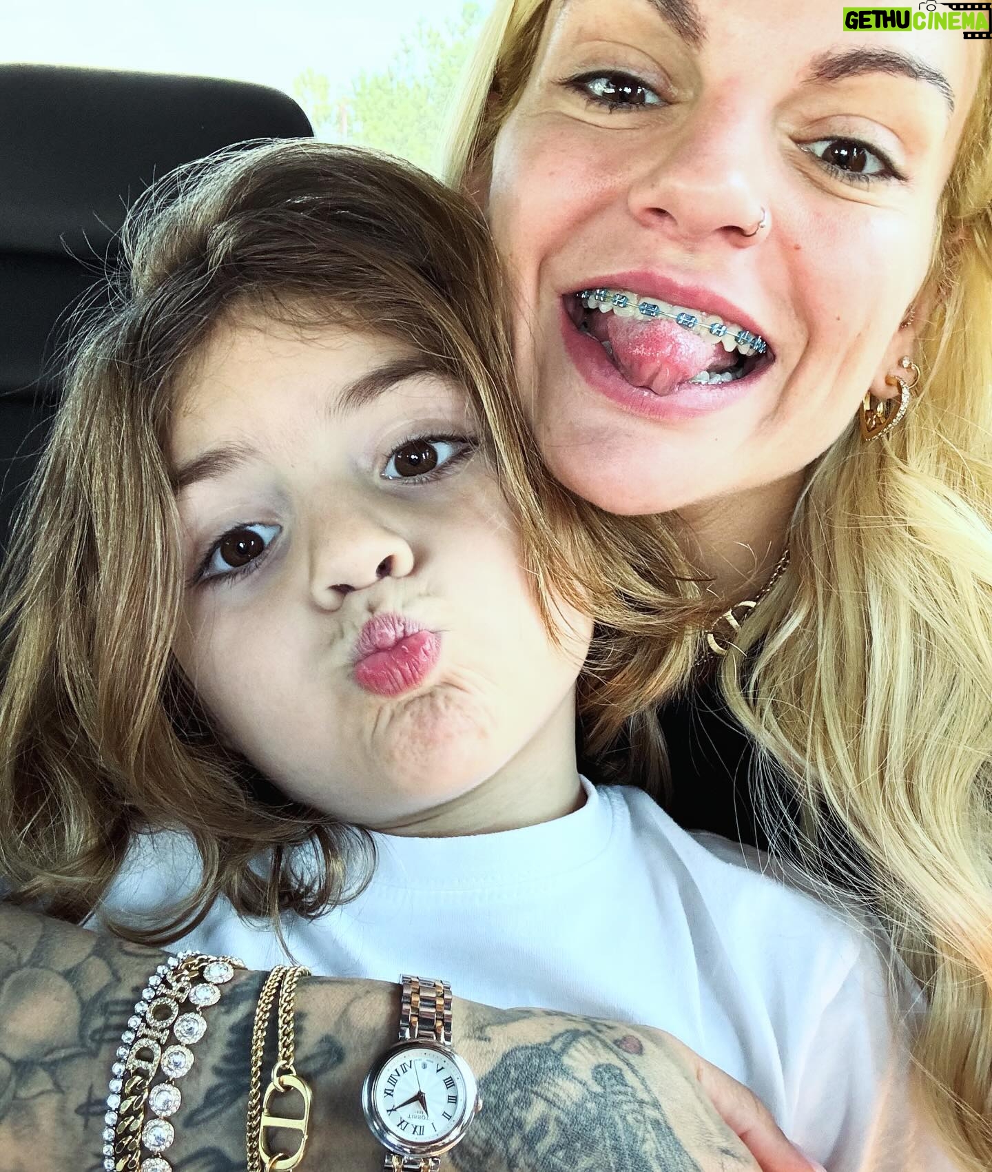 Fanny Rodrigues Instagram - Hoje, não é dia da Mãe. Nem dia da Mulher. Nem faço anos tão pouco. Mas tenho a sorte de ter um Filho que todos os dias me faz sentir a melhor Mãe do mundo, a Mulher mais especial e dá-me todos os dias mais vontade e força para celebrar a minha vida. A minha existência. É a minha pessoa. O melhor que me aconteceu. Por ele, tudo. Sempre e mais um dia ❤️