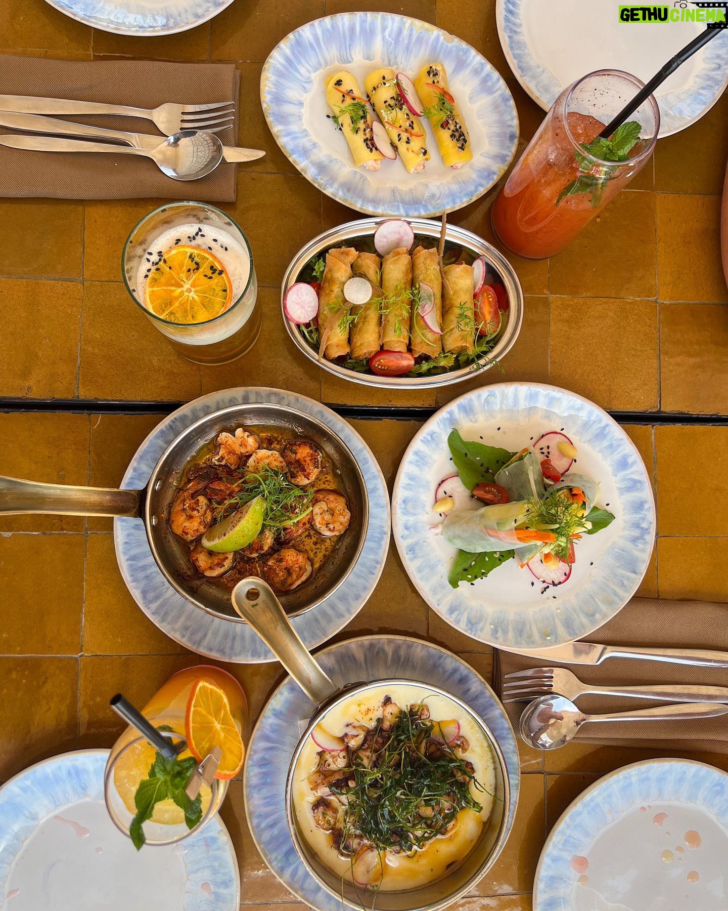 Fanny Salvat Instagram - De la couleur, des assiettes et un savoir-faire à la perfection ! Bienvenue au @dardar_marrakech sous les conseilles de @mercimeyddi ! UN DÉLICE 🍹