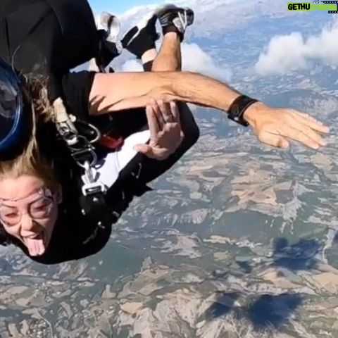 Fanny Salvat Instagram - On peut tout faire par petits pas mesurés, mais il faut parfois avoir le courage de faire un grand saut. ❤️