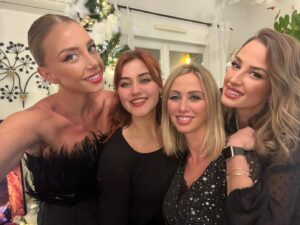 Fanny Salvat Instagram - Passez de bonnes fêtes ❤️😘 
#sister #mum #sister #merrychristmas