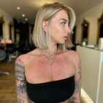 Fanny Salvat Instagram - New hair 🌺 Une belle transformation capillaire grâce au talent de @sabrina_creation , un carré en blond froid . 😍 #hair #hairtransformation #gifting