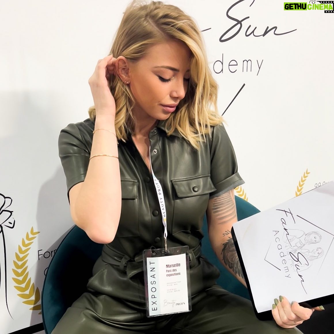 Fanny Salvat Instagram - Hier, je vous ai annoncé l’ouverture du centre de formation FAN SUN ACADEMY 🖊. Après des heures, des jours et même des nuits de travail, nous vous dévoilons enfin notre nouveau projet, notre centre de formation. Pleins d’émotions et de fierté, je me suis fixée un but et je suis sur le bon chemin. Plus de 40 formations, formatrices qualifiées, 2 centres fixe #s et déplacement dans toute l’Europe ! Merci à vous, de votre soutient, votre encouragement et de l’engouement autour du projet @fansun.officiel ! #fansunacademy #academy #fansun #formation #diplomate #projet #concrétisation