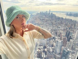 Fanny Salvat Instagram - 🇺🇸 EMPIRE STATE BUILDING 🇺🇸 
New York est déjà magnifique au sol, mais prenons de la hauteur… très haut … 102 étages , et la .. woaw . New York prend une nouvelle allure ! 
AMAZING !! (oui je deviens américaine là 🫣😍) 
Merci à @empirestatebldg merci pour cette visite de qualité. 

#empirestatebuilding #empire #newyork #travel