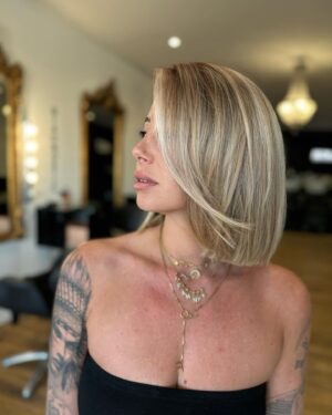 Fanny Salvat Instagram - New hair 🌺 
Une belle transformation capillaire grâce au talent de @sabrina_creation , 
un carré en blond froid . 😍 

#hair #hairtransformation #gifting