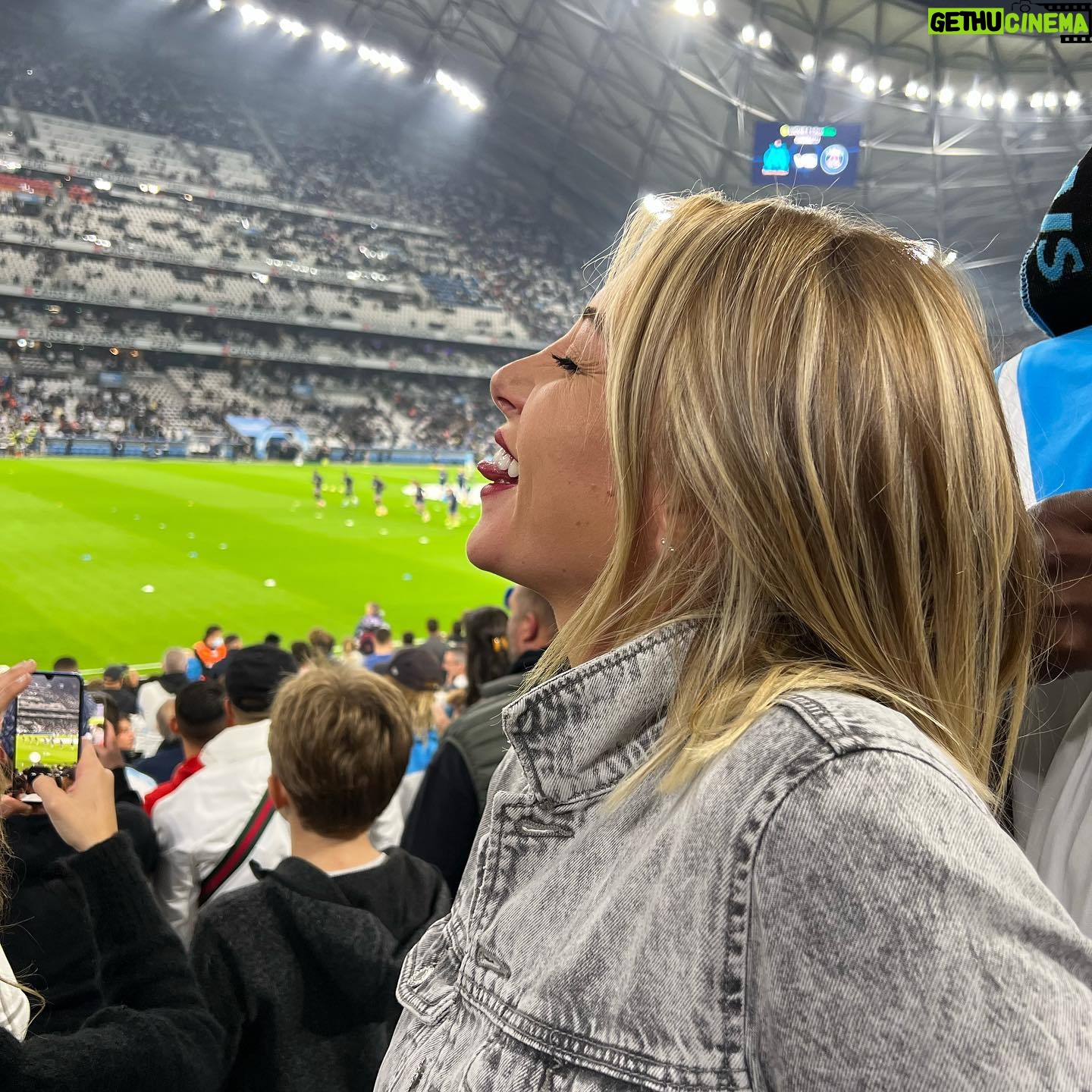 Fanny Salvat Instagram - Première fois que je vais au stade vélodrome ! 😅 et je commence par un Classico 🤪 . WTF l’ambiance !!!!!! 😍