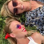 Fanny Salvat Instagram - Bonne fête maman . ♥️ on a beau grandir, mais une maman reste une maman . Celle qui a toujours été là, quoi qu’il arrive. Que j’ai tort ou raison . Que je soit différente ou quelconque. Que je doutes de tout ou trop pris la confiance . La fête des mamans devrait être tout les jours . Car chaque jours celle ci prend soin de toi . A mon tour désormais ♥️ Je t’aime ❤️ Et bonne fête à toutes les mamans du monde 🌺
