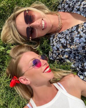 Fanny Salvat Instagram - Bonne fête maman . ♥️ 

on a beau grandir, mais une maman reste une maman . 
Celle qui a toujours été là, quoi qu’il arrive. Que j’ai tort ou raison .
Que je soit différente ou quelconque. 
Que je doutes de tout ou trop pris la confiance . 
La fête des mamans devrait être tout les jours . Car chaque jours celle ci prend soin de toi . A mon tour désormais ♥️ 

Je t’aime ❤️ 

Et bonne fête à toutes les mamans du monde 🌺