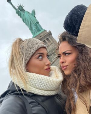 Fanny Salvat Instagram - The statue of liberty, 
Une découverte incontournable de New York, malgres le froid, c’est magique ! 
🇺🇸 

#thestatueofliberty #newyork