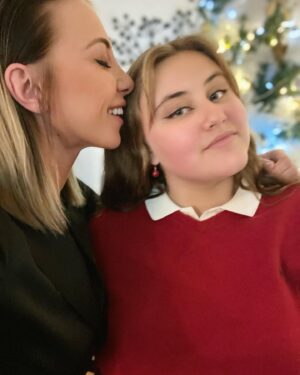 Fanny Salvat Instagram - Je vous souhaites un joyeux Noël . 🌲 
Un moment en famille après cette année pas facile ça fait du bien !
Vous me manquez énormément ! 
Je vous aimes ! ♥️ #merrychristmas #noel