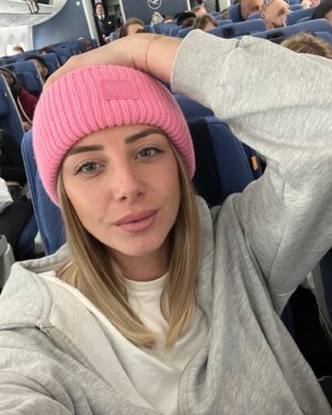 Fanny Salvat Instagram - Go to NEW YORK !!! 😍
On va essayer pendant tout notre séjour de vous partager des vidéos, des bons plans et des galères sur tiktok ! ☺️ 
Vous aimeriez des tiktoks ? 🫣

#newyork #fly #travel