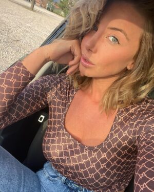 Fanny Salvat Instagram - J-20 avant la semi liberté .😍
Vous aller faire quoi en premier ? 🤔

Moi me mettre en terrasse avec un bon verre en plein soleil ! 😱🍸
#deconfinement #france #drink