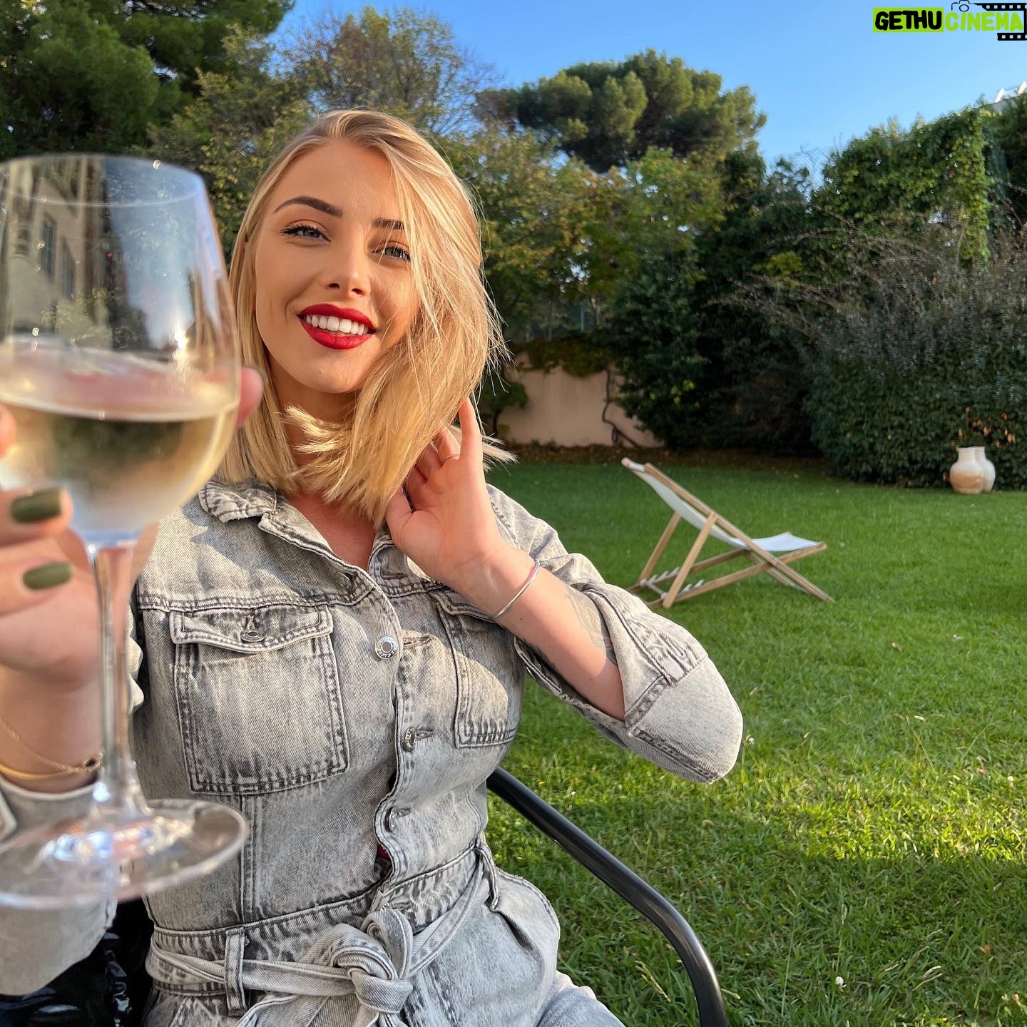 Fanny Salvat Instagram - Le travail du dimanche n’enrichît pas ! 😮💨☺️♥️
