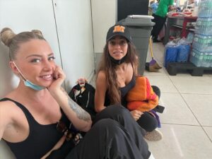 Fanny Salvat Instagram - Mon meilleure binôme, ma femme🧡 @jessicaerrero_official 

On a souvent peur du lion mais ce sont les lionnes qui attaquent 🦁😉 

#laa6 #lesapprentisaventuriers #w9 #palawan