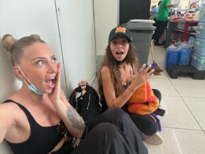 Fanny Salvat Instagram - Mon meilleure binôme, ma femme🧡 @jessicaerrero_official 

On a souvent peur du lion mais ce sont les lionnes qui attaquent 🦁😉 

#laa6 #lesapprentisaventuriers #w9 #palawan