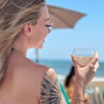 Fanny Salvat Instagram - Une plage le dimanche c’est comme les glaçons dans le rosé : INDISPENSABLE ! 😅 🧊 🌊 Bon dimanche à vous 😍 #dimanche #montpellier #plage