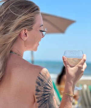Fanny Salvat Instagram - Une plage le dimanche c’est comme les glaçons dans le rosé : INDISPENSABLE ! 😅 
🧊 🌊 

Bon dimanche à vous 😍

#dimanche #montpellier #plage