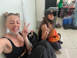 Fanny Salvat Instagram - Mon meilleure binôme, ma femme🧡 @jessicaerrero_official 

On a souvent peur du lion mais ce sont les lionnes qui attaquent 🦁😉 

#laa6 #lesapprentisaventuriers #w9 #palawan