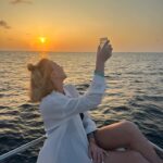 Fanny Salvat Instagram - Une story des Maldives ! 😍❤️ #maldive #dauphins #sunset #travel