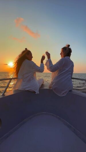 Fanny Salvat Instagram - Sun Set x Board 🌞

♥️ : @jessicaerrero_official 

📍 : @kandima_maldives 

#maldive #sunset #love #travel #board