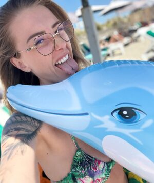 Fanny Salvat Instagram - Une plage le dimanche c’est comme les glaçons dans le rosé : INDISPENSABLE ! 😅 
🧊 🌊 

Bon dimanche à vous 😍

#dimanche #montpellier #plage